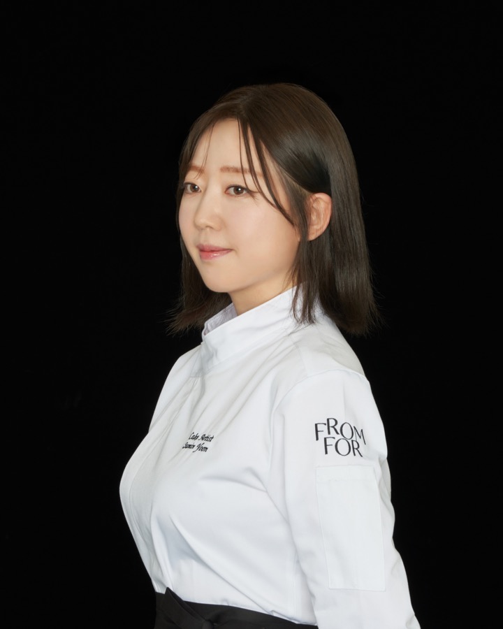 케이크를 조형하는 FROMFOR 셰프의 손